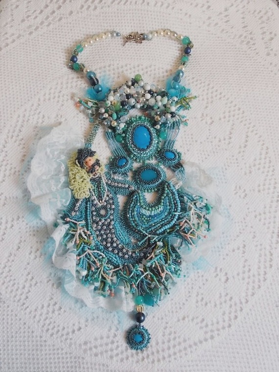 Colar Plastron La Petite Sirène Haute-Couture bordado com pedras semi-preciosas de Howlite, Moonstones e Cristais