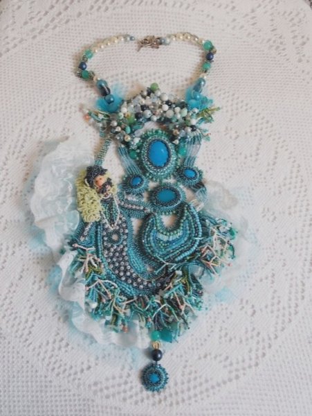 Colar Plastron La Petite Sirène Haute-Couture bordado com pedras semi-preciosas de Howlite, Moonstones e Cristais