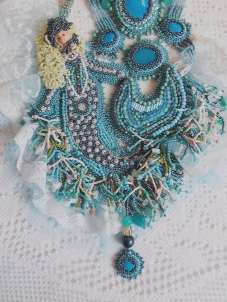 Colar Plastron La Petite Sirène Haute-Couture bordado com pedras semi-preciosas de Howlite, Moonstones e Cristais