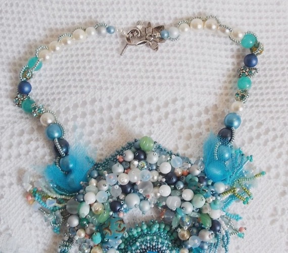 Colar Plastron La Petite Sirène Haute-Couture bordado com pedras semi-preciosas de Howlite, Moonstones e Cristais