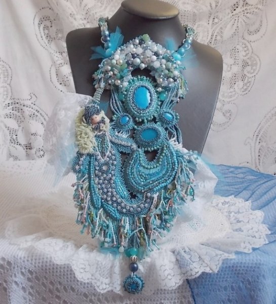 Colar Plastron La Petite Sirène Haute-Couture bordado com pedras semi-preciosas de Howlite, Moonstones e Cristais
