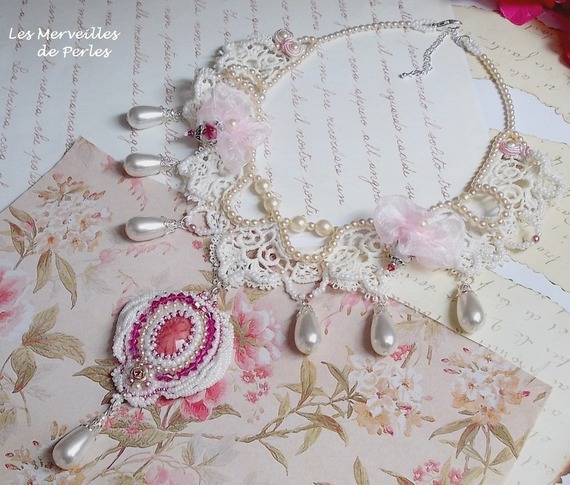 Colar Valmont bordado vitoriano com renda de marfim, pérolas de pérolas e cristais Swarovski