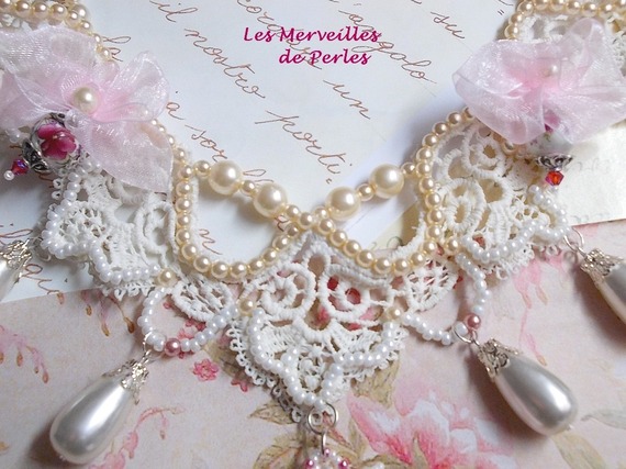 Colar Valmont bordado vitoriano com renda de marfim, pérolas de pérolas e cristais Swarovski