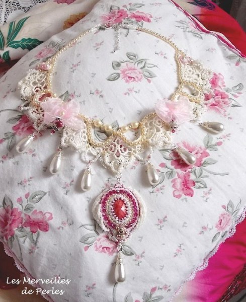 Colar Valmont bordado vitoriano com renda de marfim, pérolas de pérolas e cristais Swarovski