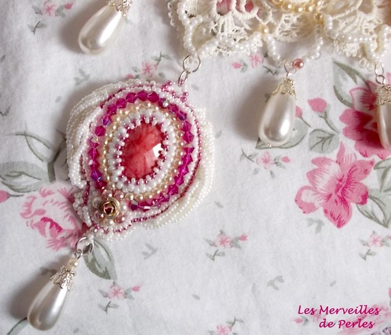 Colar Valmont bordado vitoriano com renda de marfim, pérolas de pérolas e cristais Swarovski
