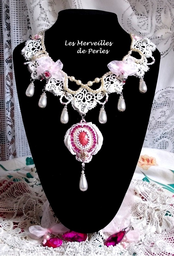 Colar Valmont bordado vitoriano com renda de marfim, pérolas de pérolas e cristais Swarovski