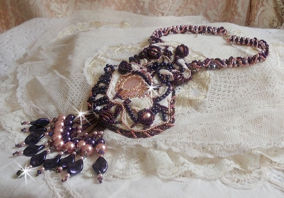 Colar de graça bordado com um Quartzo Rosa, uma pedra fina e pérolas de pérolas 