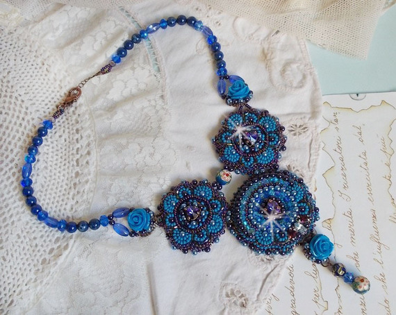 Colar Royal Blue Roses com cristais Swarovski e missangas de sementes