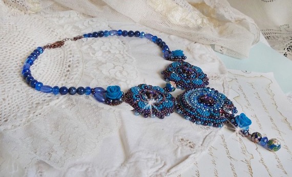 Colar Royal Blue Roses com cristais Swarovski e missangas de sementes