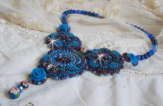 Colar Royal Blue Roses com cristais Swarovski e missangas de sementes