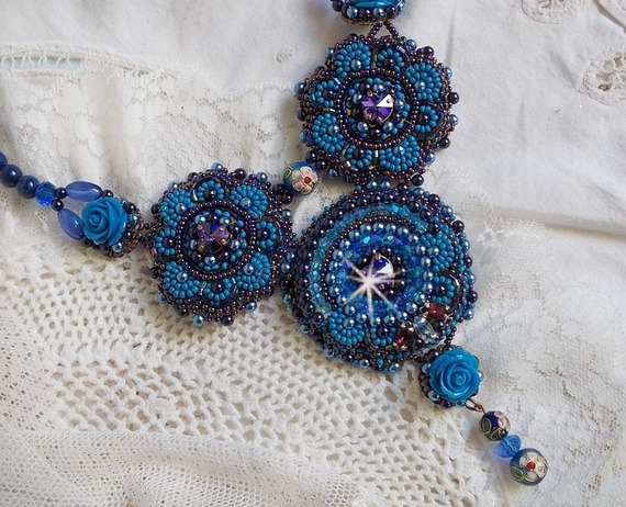Colar Royal Blue Roses com cristais Swarovski e missangas de sementes