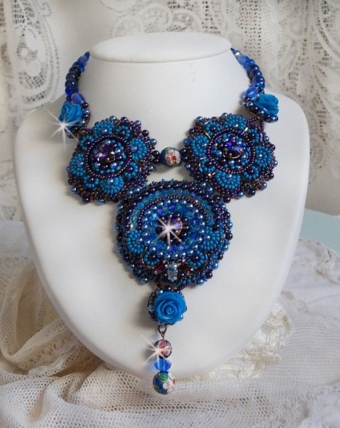 Colar Royal Blue Roses com cristais Swarovski e missangas de sementes