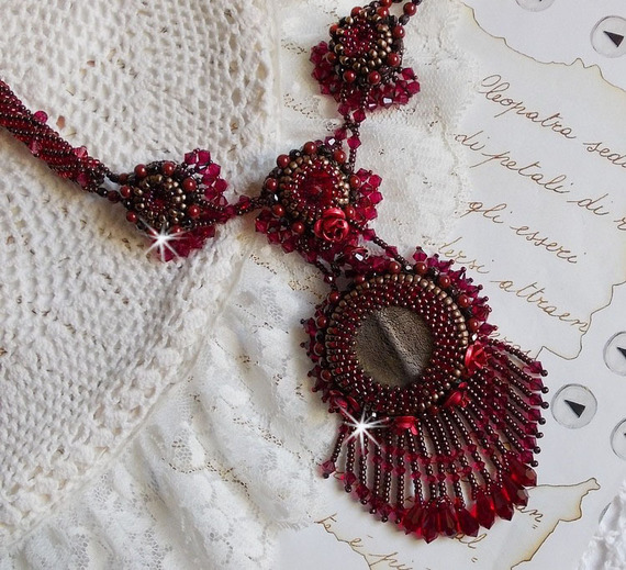 Colar Rubby One bordado com cristais Swarovski e um cabochon de cerâmica