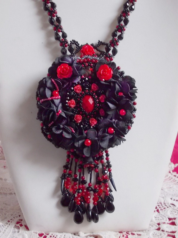 Meia-noite em Paris colar bordado com cristais Swarovski, rosas de resina, contas de sementes e punhais pretos