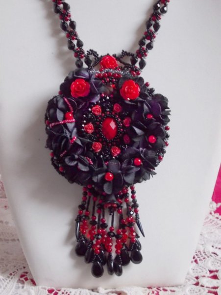 Meia-noite em Paris colar bordado com cristais Swarovski, rosas de resina, contas de sementes e punhais pretos