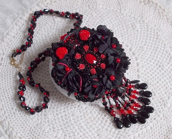 Meia-noite em Paris colar bordado com cristais Swarovski, rosas de resina, contas de sementes e punhais pretos