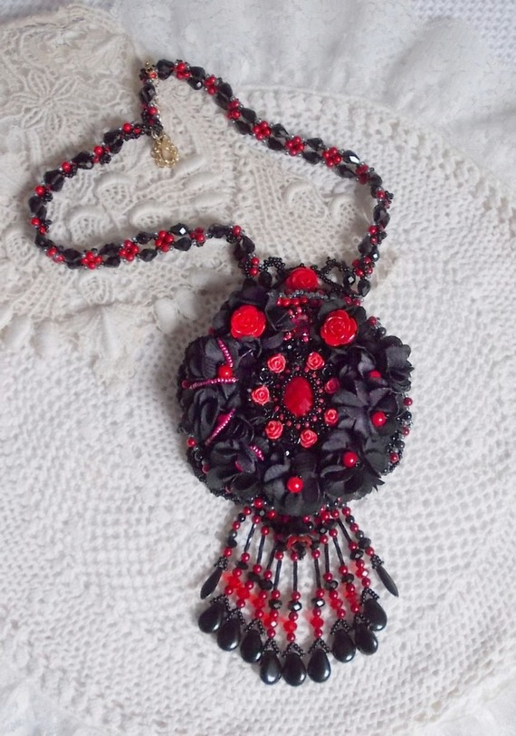 Meia-noite em Paris colar bordado com cristais Swarovski, rosas de resina, contas de sementes e punhais pretos
