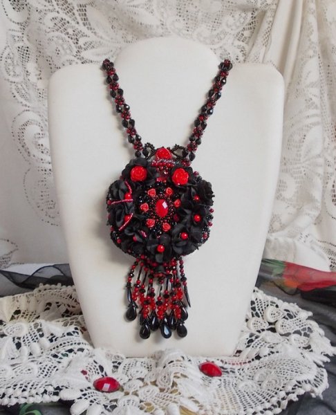 Meia-noite em Paris colar bordado com cristais Swarovski, rosas de resina, contas de sementes e punhais pretos