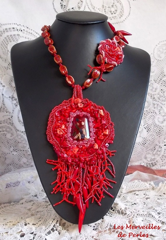 Colar pendente de coralie bordado com abundantes pedras semi-preciosas.
