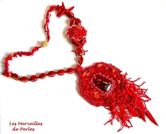 Colar pendente de coralie bordado com abundantes pedras semi-preciosas.