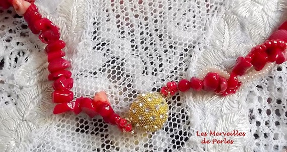 Colar pendente de coralie bordado com abundantes pedras semi-preciosas.