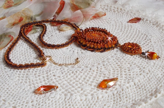 O colar pendente Lady in Orange é bordado com cristais Swarovski, missangas de sementes Miyuki e missangas mágicas.