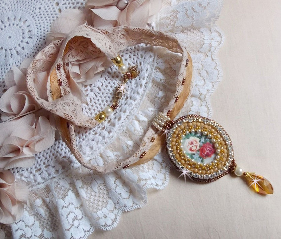 Reflets de Rosée colar pendente, pérolas de pérolas, cristal Swarovski e renda.