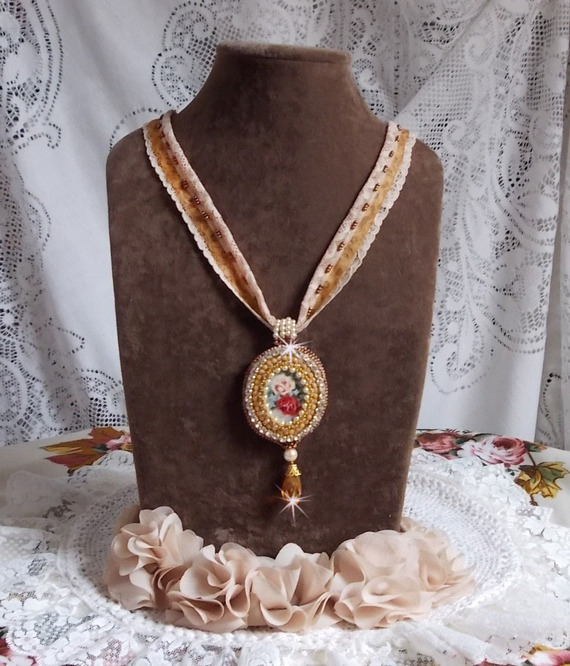 Reflets de Rosée colar pendente, pérolas de pérolas, cristal Swarovski e renda.