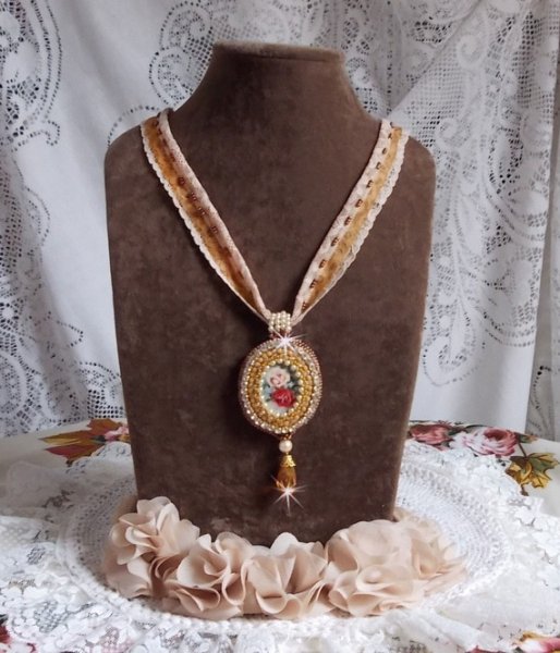 Reflets de Rosée colar pendente, pérolas de pérolas, cristal Swarovski e renda.