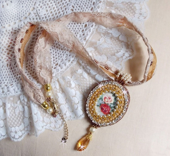 Reflets de Rosée colar pendente, pérolas de pérolas, cristal Swarovski e renda.