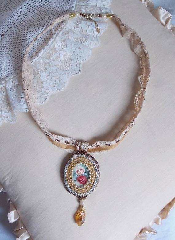 Reflets de Rosée colar pendente, pérolas de pérolas, cristal Swarovski e renda.