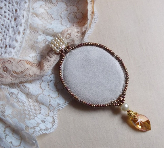 Reflets de Rosée colar pendente, pérolas de pérolas, cristal Swarovski e renda.