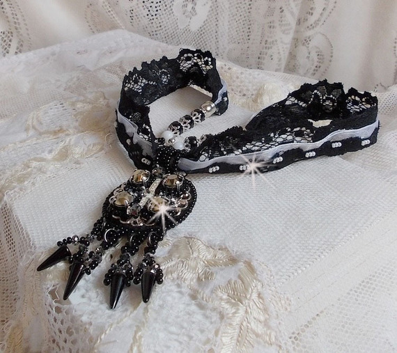 Colar pendente Goldnight bordado com cristais Swarovski em estilo barroco