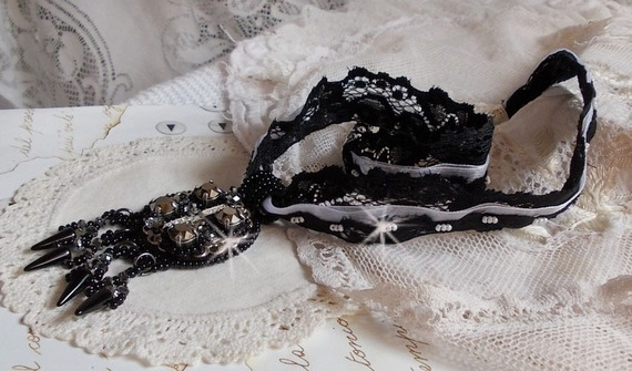 Colar pendente Goldnight bordado com cristais Swarovski em estilo barroco