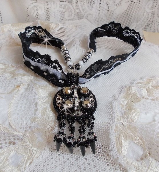 Colar pendente Goldnight bordado com cristais Swarovski em estilo barroco
