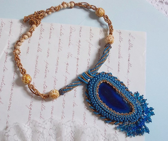 Colar pendente da Córsega bordado com ágata azul safira e contas de sementes bege