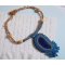 Colar pendente da Córsega bordado com ágata azul safira e contas de sementes bege