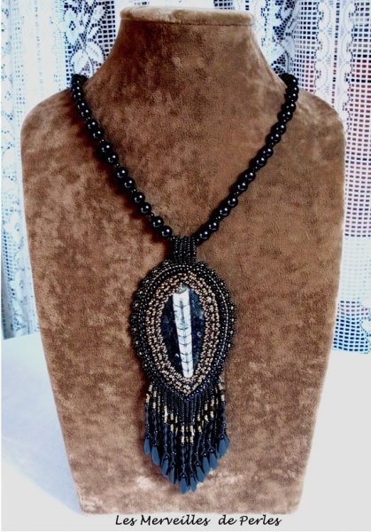 Collier pendentif Lisbonne brod&eacute; avec de magnifiques perles en onyx noir
