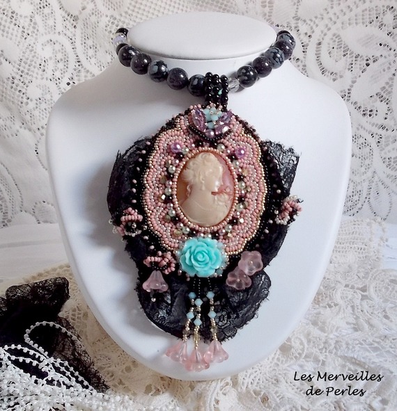 Colar de pingente Marquise bordado com pérolas, uma renda muito bonita, uma jóia sumptuosa 