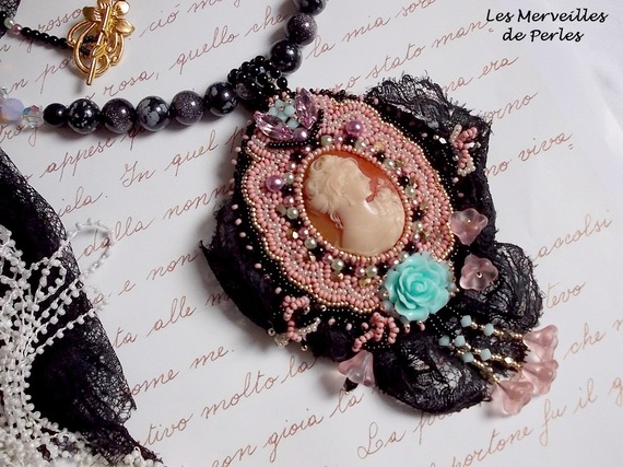 Colar de pingente Marquise bordado com pérolas, uma renda muito bonita, uma jóia sumptuosa 