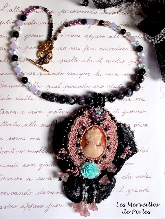 Colar de pingente Marquise bordado com pérolas, uma renda muito bonita, uma jóia sumptuosa 