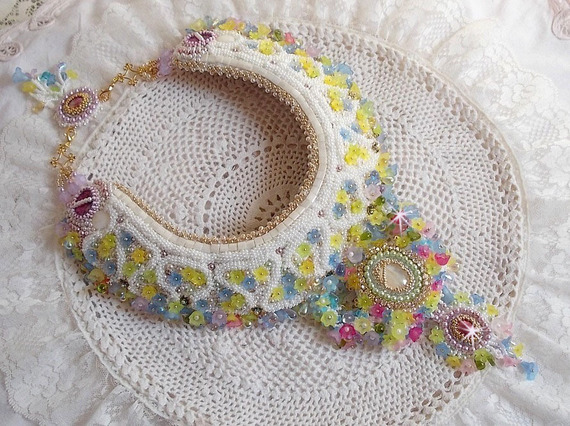 Colar Fleurie envolvente, flores de lucite, pérolas e pérolas de sementes bordadas no estilo Haute-Couture