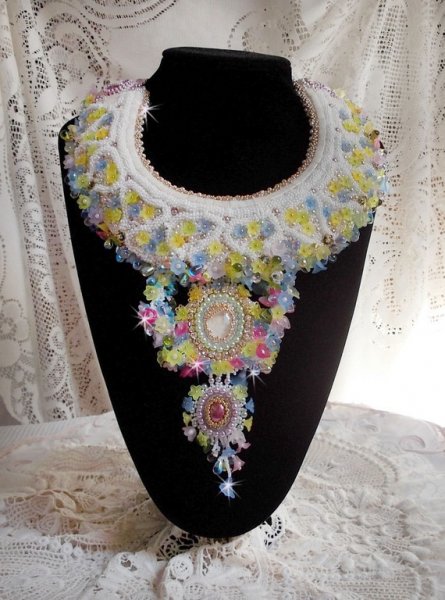 Colar Fleurie envolvente, flores de lucite, pérolas e pérolas de sementes bordadas no estilo Haute-Couture