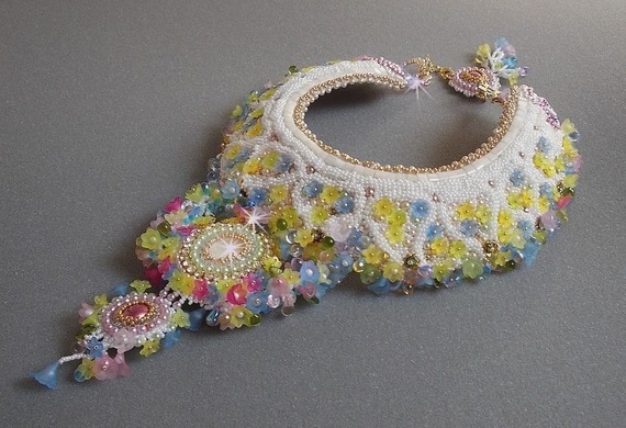 Colar Fleurie envolvente, flores de lucite, pérolas e pérolas de sementes bordadas no estilo Haute-Couture