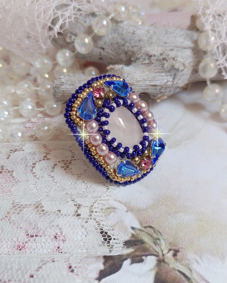 Anel de Gabrielle Amazona bordado com cristais de Quartzo e Swarovski