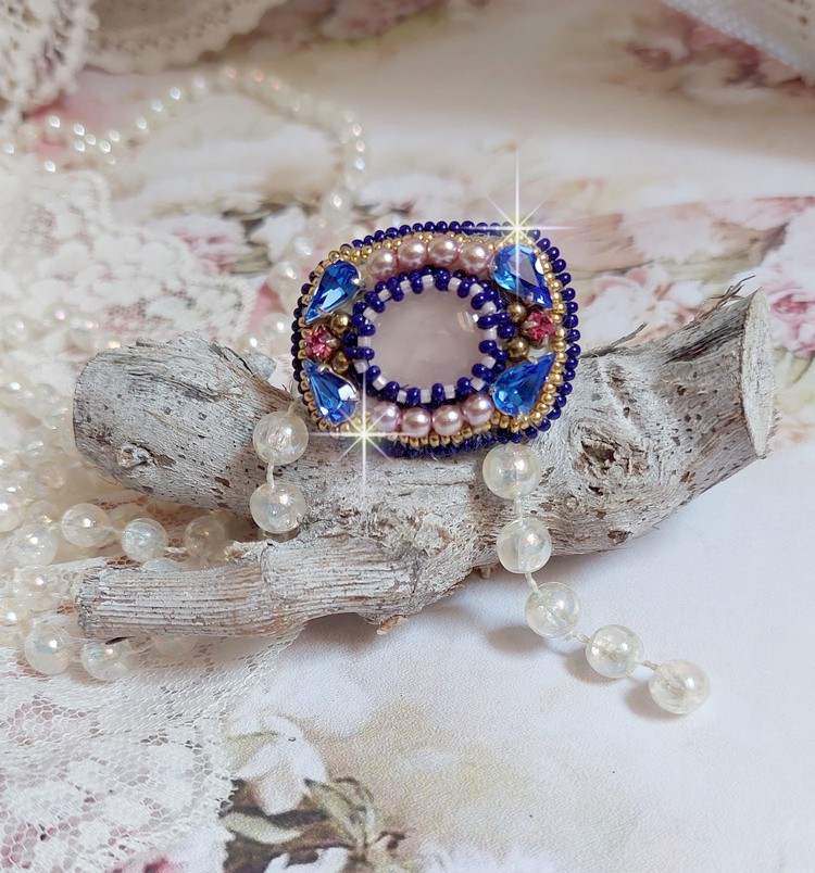 Anel de Gabrielle Amazona bordado com cristais de Quartzo e Swarovski