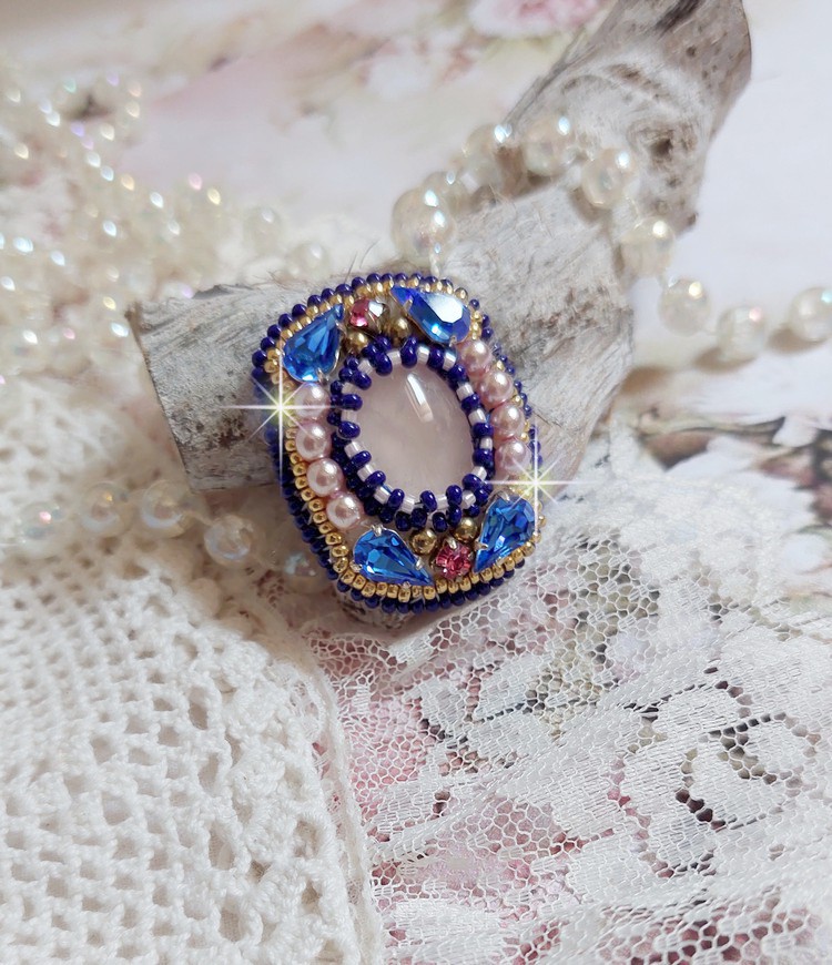 Anel de Gabrielle Amazona bordado com cristais de Quartzo e Swarovski