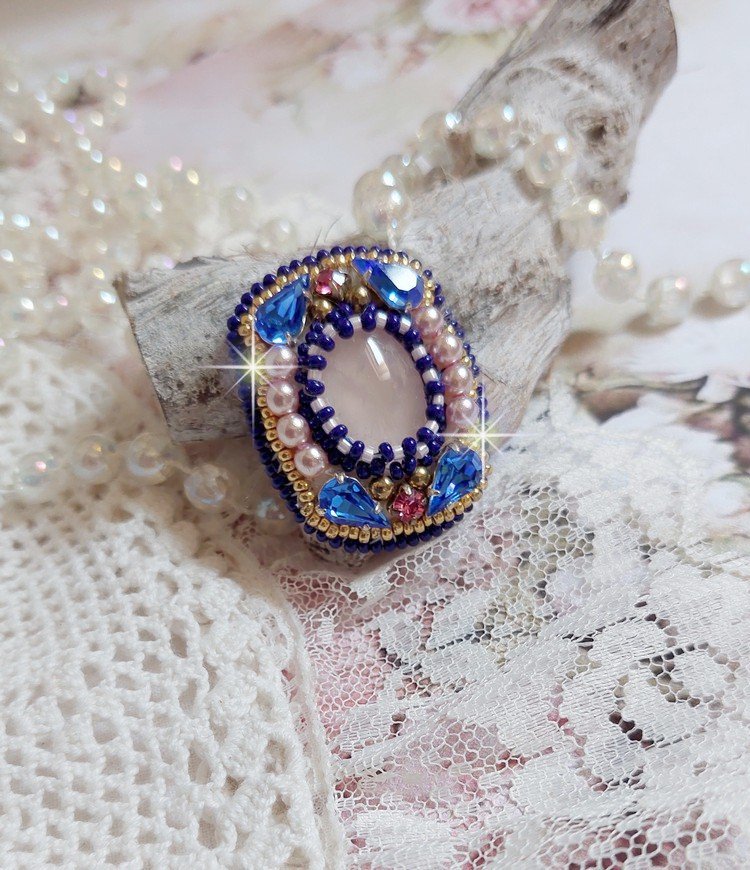Anel de Gabrielle Amazona bordado com cristais de Quartzo e Swarovski