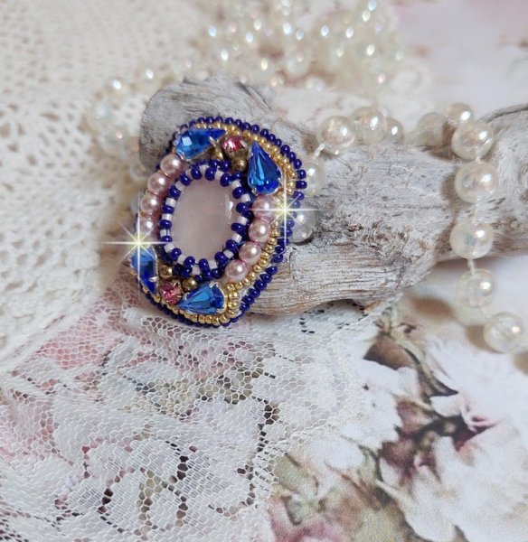 Anel de Gabrielle Amazona bordado com cristais de Quartzo e Swarovski