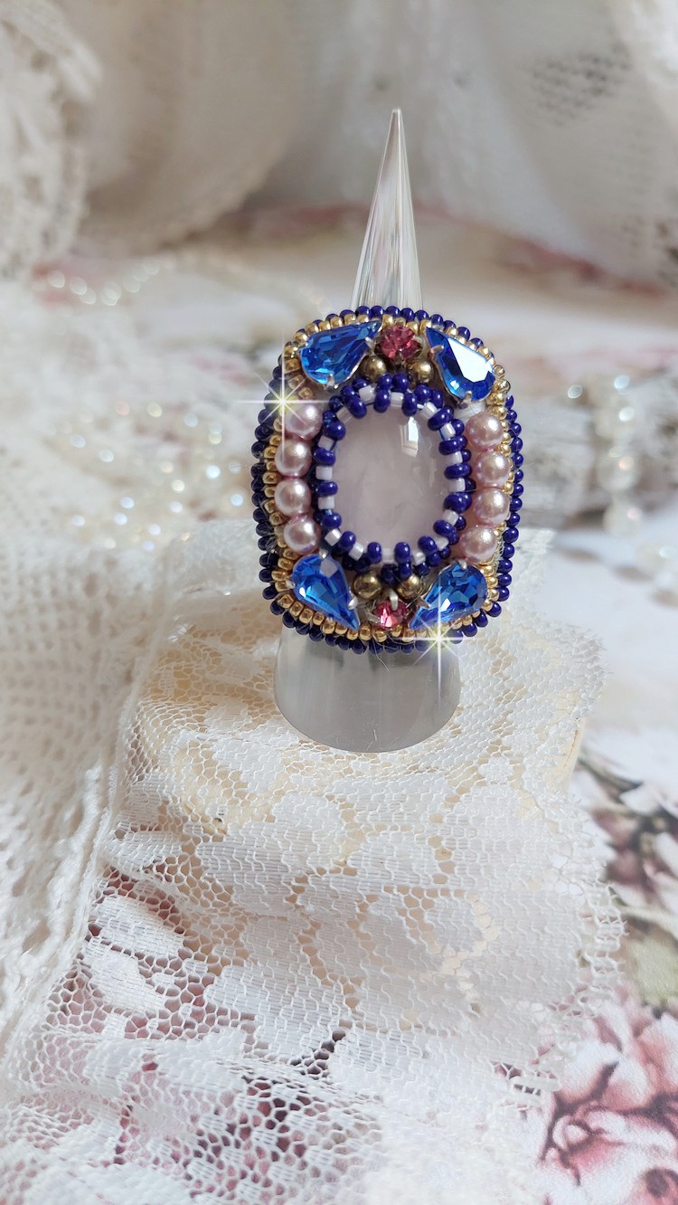 Anel de Gabrielle Amazona bordado com cristais de Quartzo e Swarovski